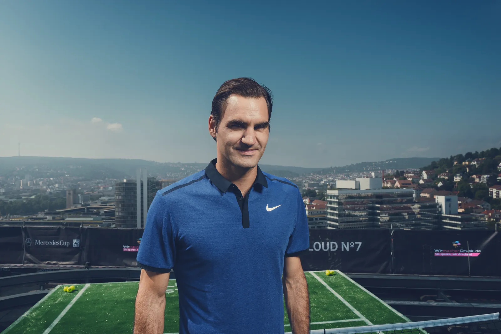 Roger Federer schlägt auf dem Tennisplatz über den Dächern Stuttgarts auf, Key Visual