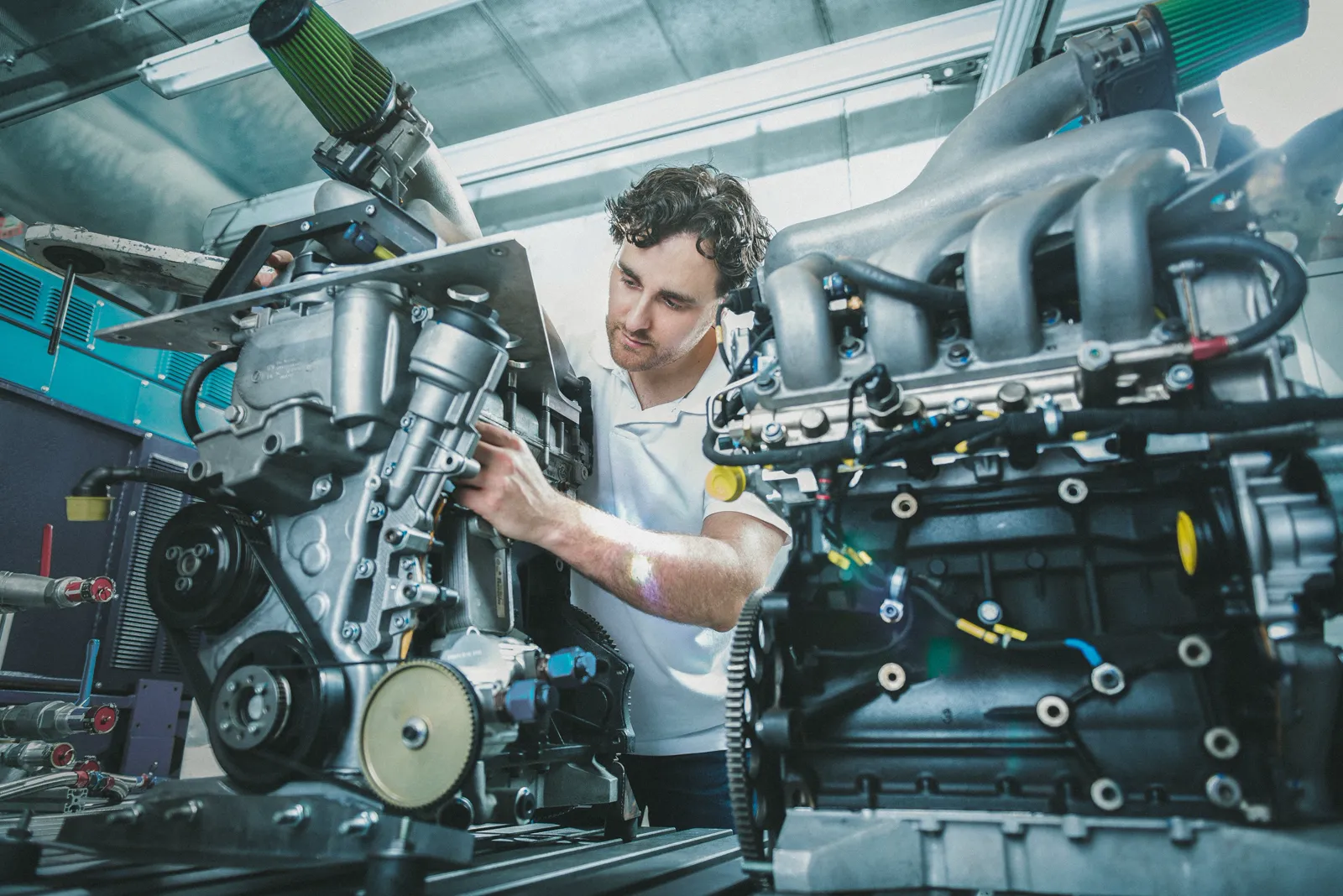 Mechaniker arbeitet am ausgebauten Motor in der Werkstatt