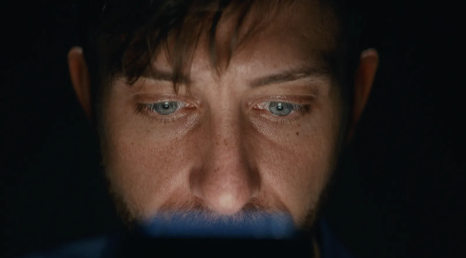 Close-up aus dem Spot: Gesicht im Licht des Smartphone-Displays