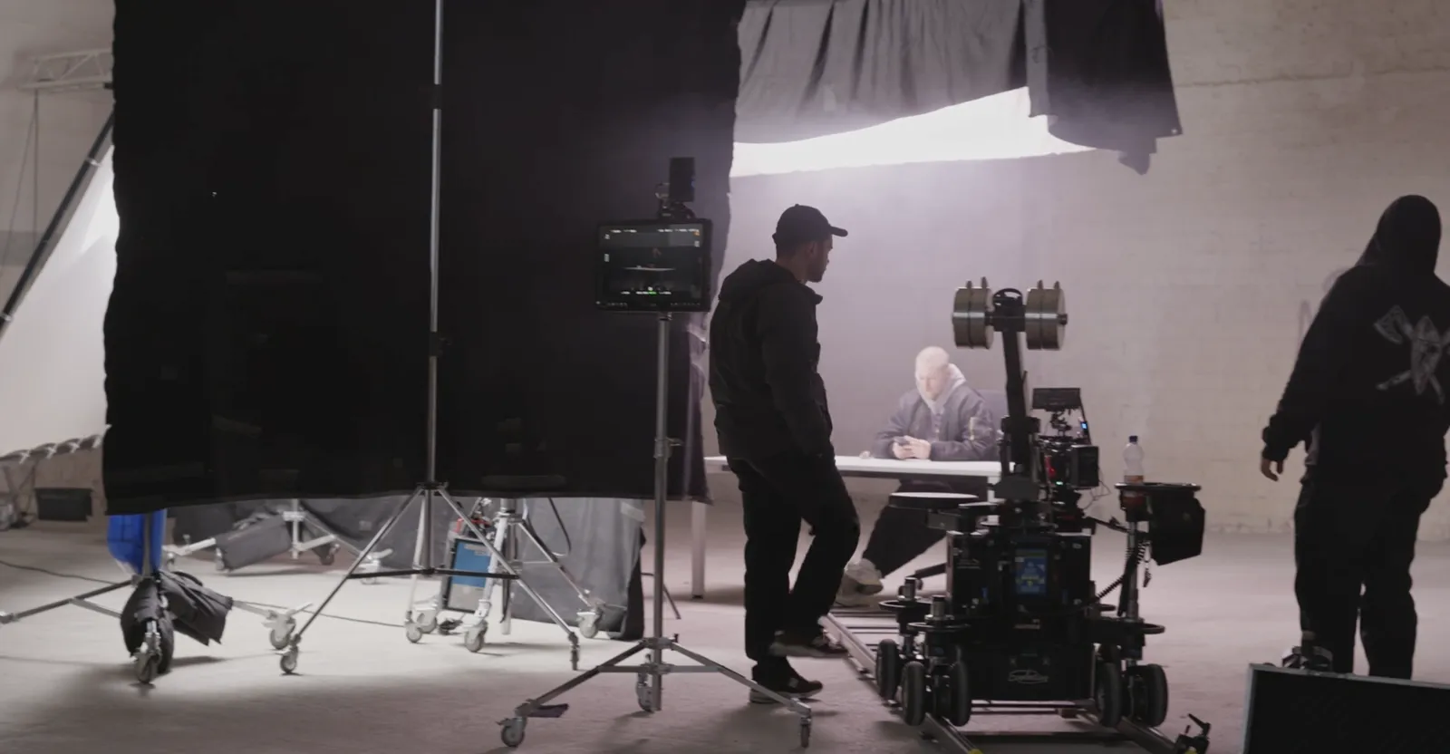 Studiototale mit Kameradolly auf Schienen, Lichtflaggen und Softbox