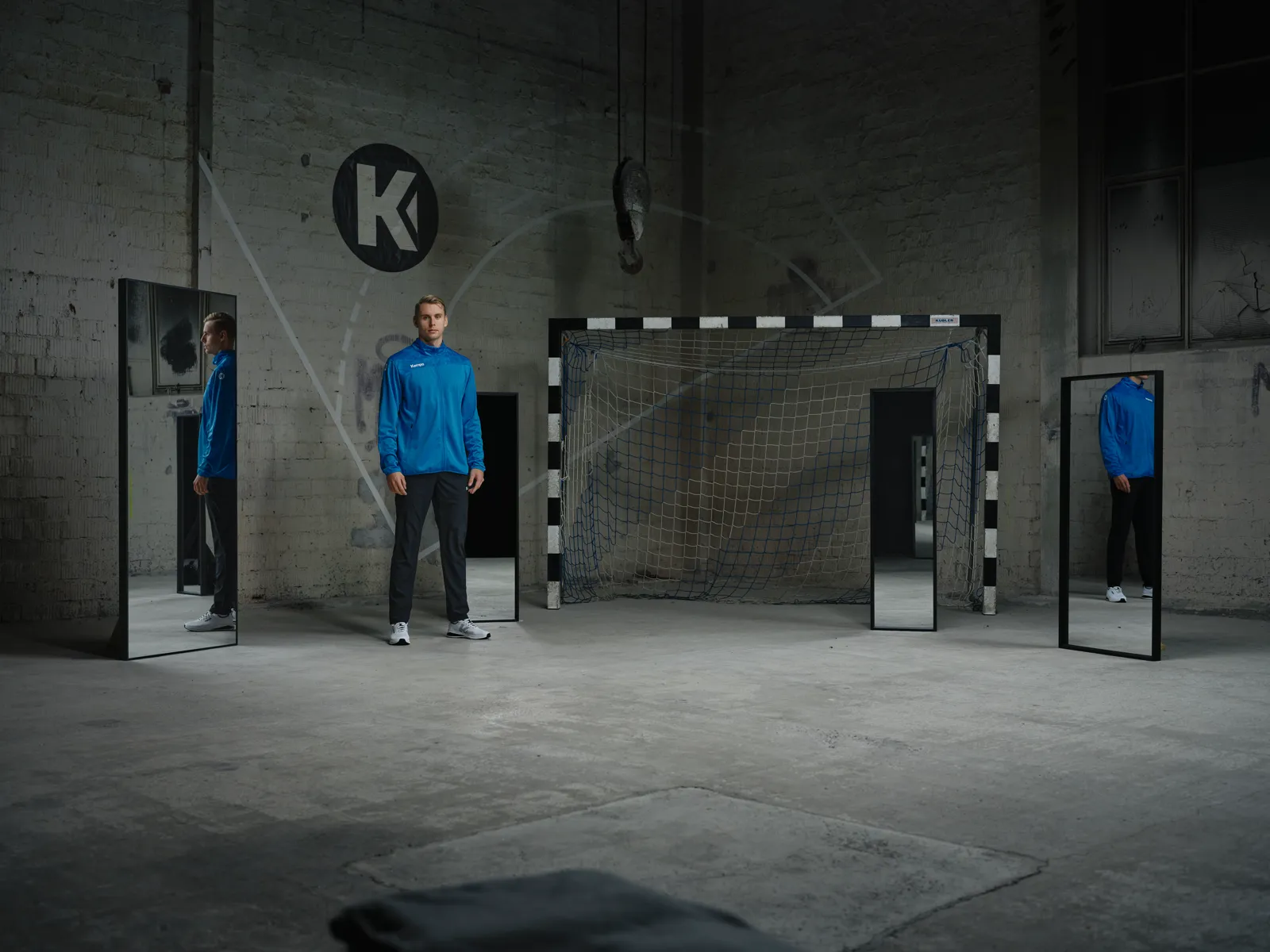 Spieler in blauer Trainingsjacke in der Hallen-Totale