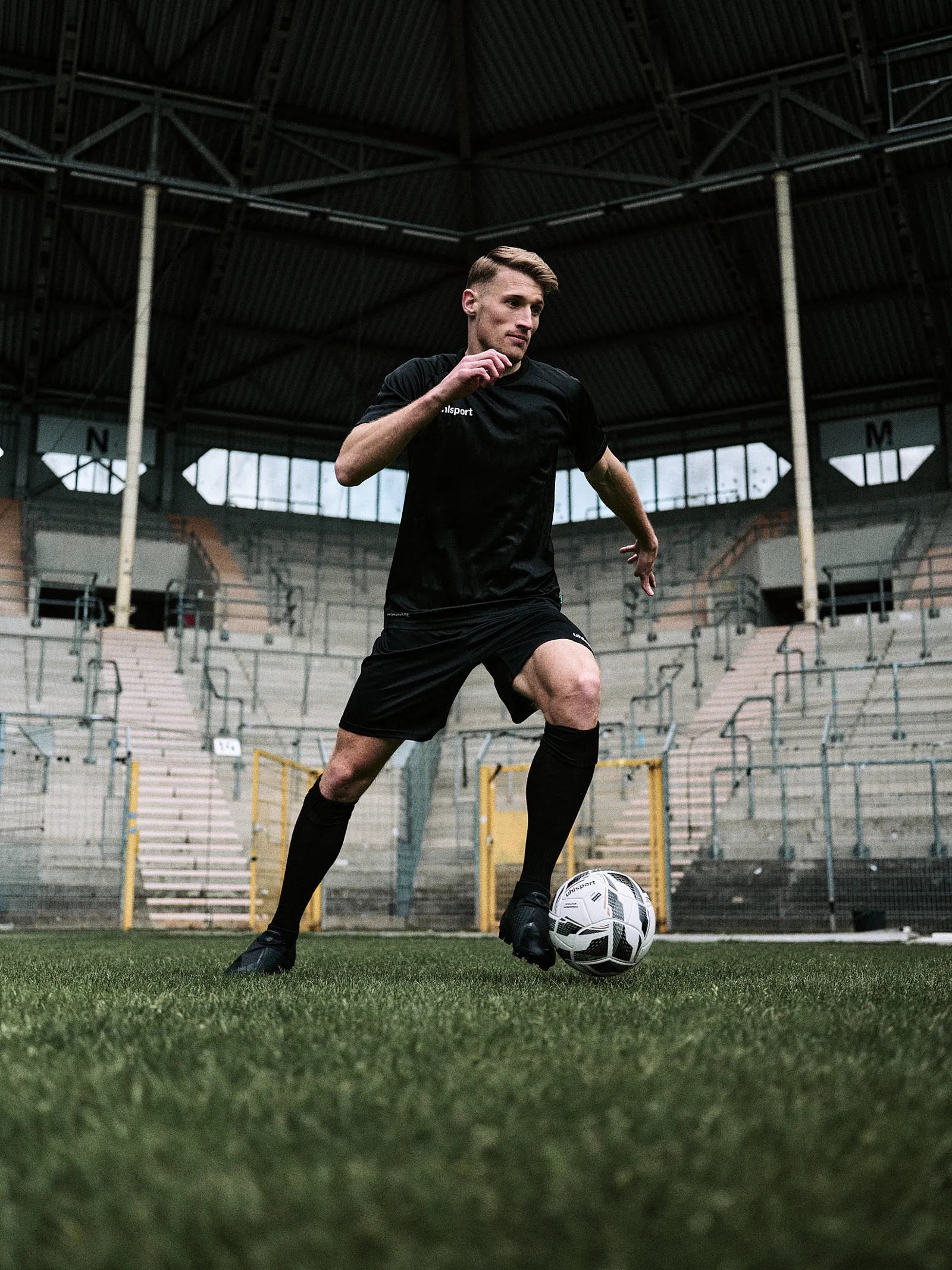 Spieler im dunklen Shirt, Porträt im Stadion